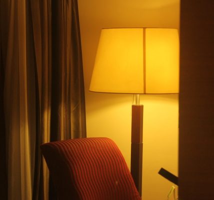 Photo Cylindrical fabric floor lamp for bedroom leisure area
