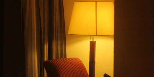 Photo Cylindrical fabric floor lamp for bedroom leisure area