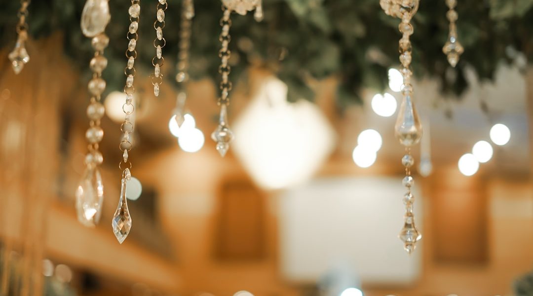 Photo wooden bead chandelier