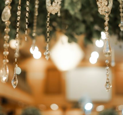 Photo wooden bead chandelier