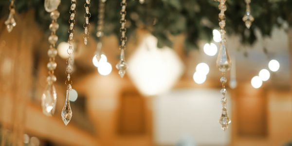 Photo wooden bead chandelier